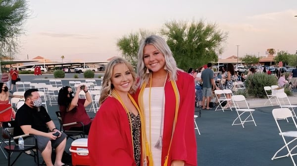 Zwei Schülerinnen der Boulder Creek High School stehen bei einer Veranstaltung im Außenbereich zusammen.