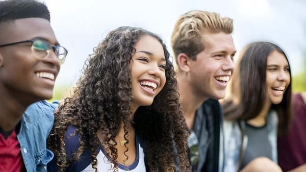 Eine Gruppe von Schülern der Boulder Valley Public Schools verbringt gemeinsam eine Zeit im Freien.