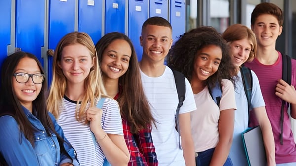 Eine Gruppe von Schülerinnen und Schülern steht vor blauen Spinden auf dem Campus der Boulder Valley Public Schools.