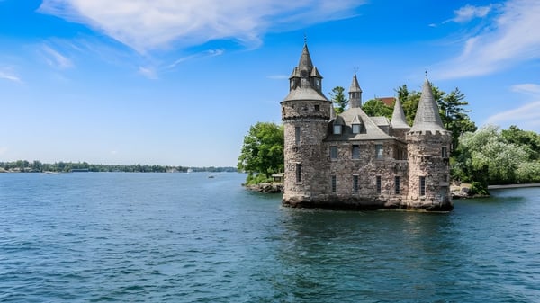 Ein malerisches Steinschloss mit Türmen auf einer kleinen Insel im See nahe der Bracebridge and Muskoka Lakes Secondary School.