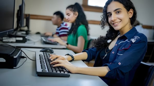 Eine Gruppe Schüler arbeitet gemeinsam an Computern im Labor des Braemar College.
