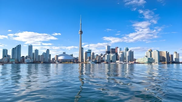Blick auf die Toronto Skyline mit dem CN Tower vom Braemar College aus.