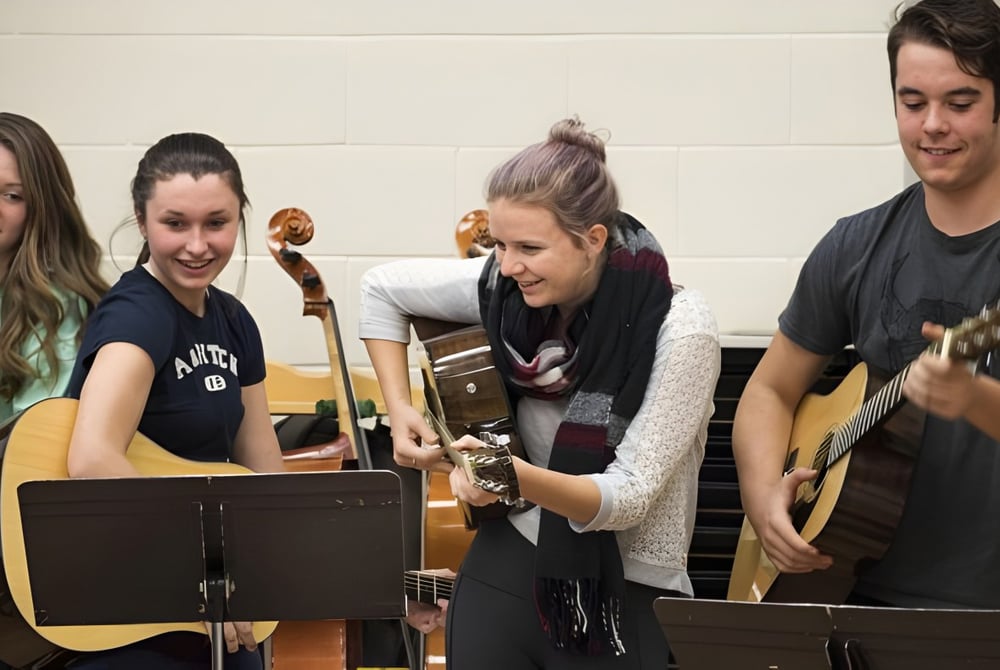 Eine Gruppe Schüler am Breifne College spielt gemeinsam Gitarre im Musikunterricht.