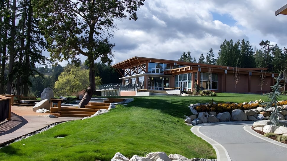 Ein modernes Holzhaus auf dem Gelände der Brentwood College School umgeben von Grünanlagen und einem gepflegten Rasen.