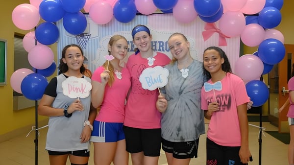 Eine Gruppe Schülerinnen der Brevard County Public Schools posiert vor einem bunten Luftballon-Hintergrund.