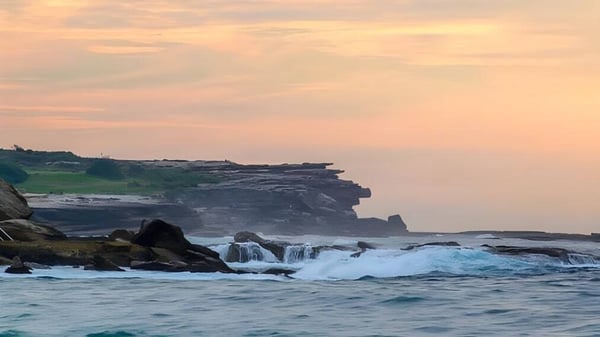 Eine spektakuläre Küstenlandschaft mit Klippen und Sonnenuntergang, nahe der Bribie Island State High School.