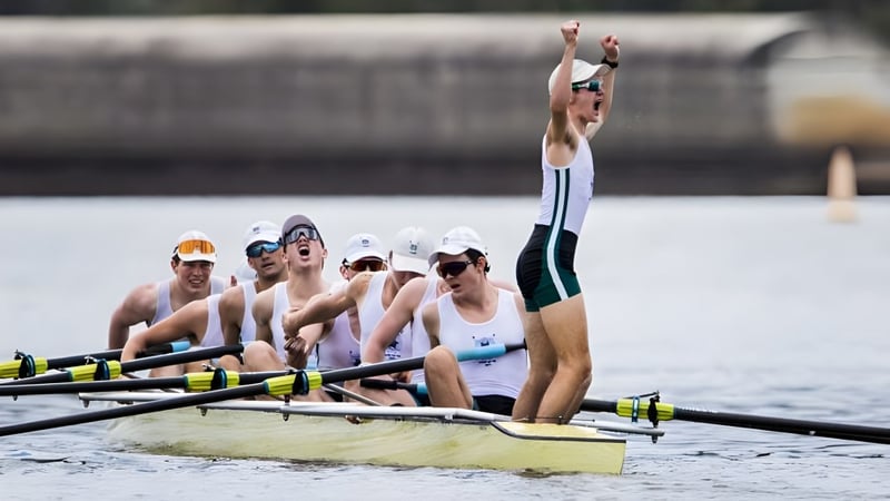 Eine Gruppe Ruderer feiert im Boot auf dem Wasser am Brisbane Boys' College.