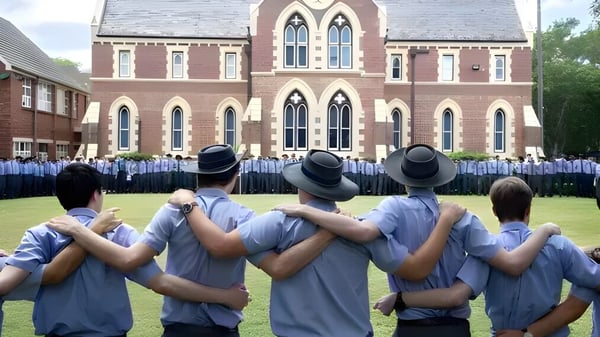 Eine Gruppe von Schülerinnen und Schülern steht vor dem großen Backsteingebäude der Brisbane Grammar School im gotischen Stil.