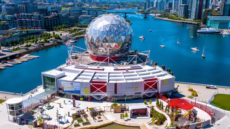Die geodätische Kuppel steht vor der Skyline der Stadt auf dem Gelände der Britannia Secondary School.