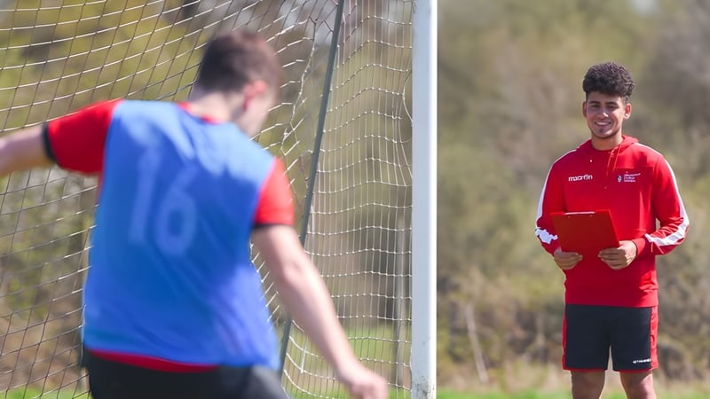 Zwei Fußballspieler stehen auf dem Spielfeld des Brockenhurst College vor dem Tor.