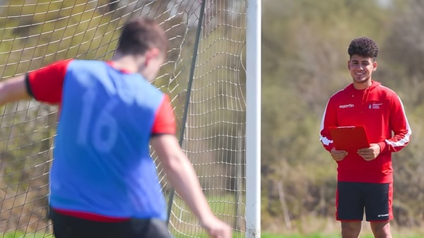 Zwei Fußballspieler stehen auf dem Spielfeld des Brockenhurst College vor dem Tor.