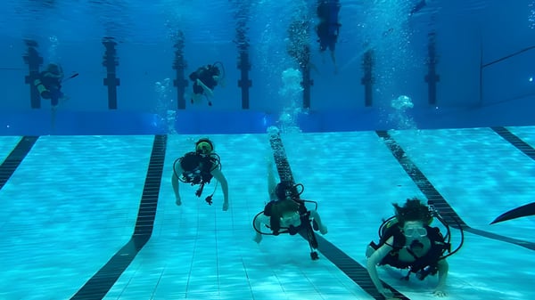 Schüler der Brocklehurst Secondary School nehmen an einem Tauchkurs in einem großen Wasserbecken teil.