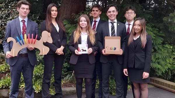 Eine Gruppe Schüler der Bromsgrove School steht bei der Verleihung von Auszeichnungen im Grünen.