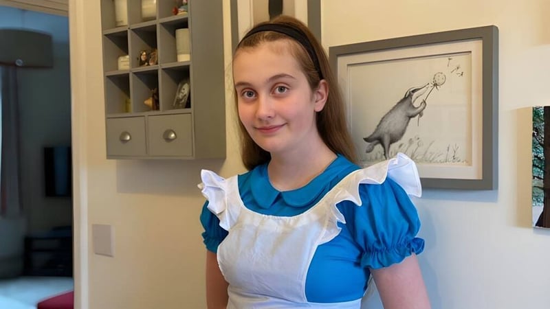 Eine junge Frau steht in einem Raum mit Regalen und einem Kunstwerk an der Wand auf dem Campus der Brookes UK.