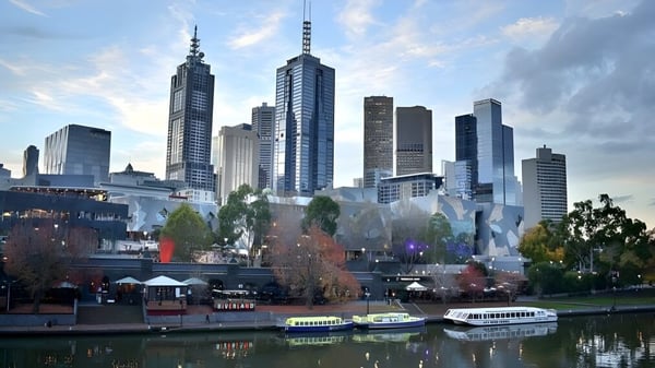 Eine urbane Stadtlandschaft mit Wolkenkratzern und Wasserfront vor der Bundaberg State High School.