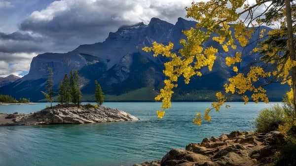 Ein ruhiger See mit Bergen und herbstlicher Landschaft in der Nähe der Burlington Central High School.