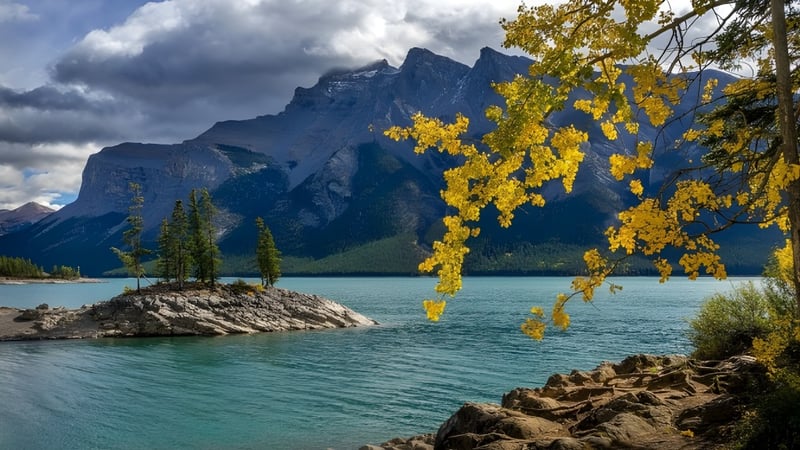 Ein ruhiger See mit Bergen und herbstlicher Landschaft in der Nähe der Burlington Central High School.