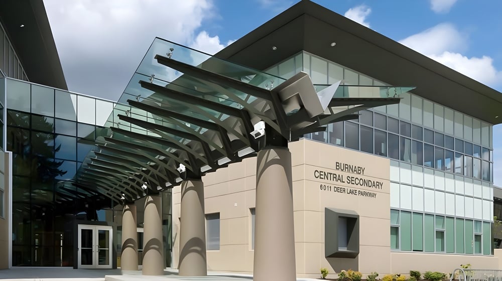 Das moderne Glasgebäude mit markanter Architektur steht auf dem Gelände der Burnaby Central School.