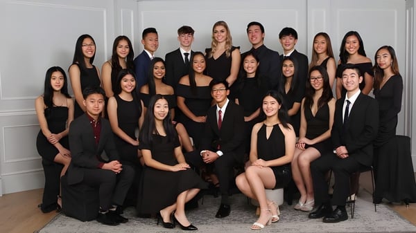 Eine Gruppe von Schülerinnen und Schülern der Burnaby North School posiert gemeinsam in einem Raum mit weißen Wänden.