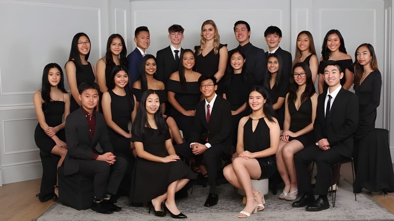 Eine Gruppe von Schülerinnen und Schülern der Burnaby North School posiert gemeinsam in einem Raum mit weißen Wänden.