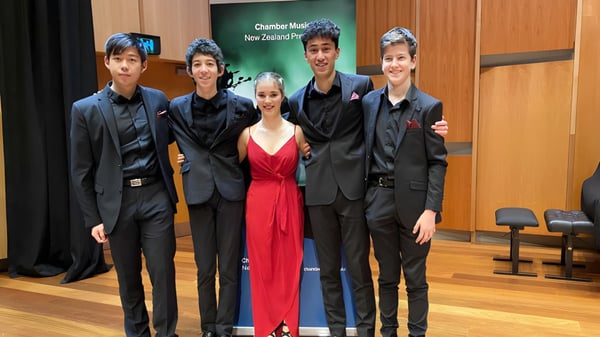 Eine Gruppe von Schülerinnen und Schülern der Burnside High School steht in formeller Kleidung bei einer Schulveranstaltung.