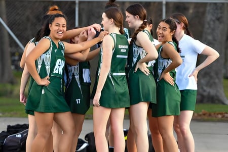 Schülerinnen der Burnside State High School feiern gemeinsam auf dem Sportplatz.