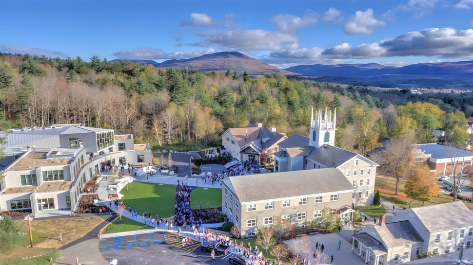 Bunte Herbstlandschaft mit Bergen und einer Menschenmenge vor der Burr and Burton Academy.