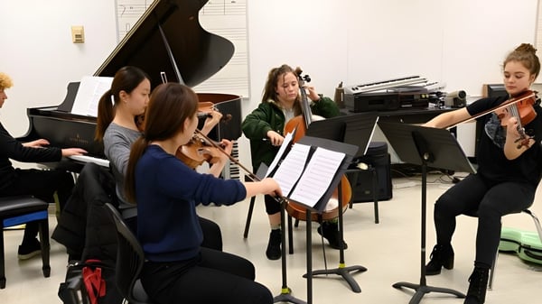 Schüler der Cairine Wilson Secondary School spielen zusammen verschiedene Instrumente im Musikraum.