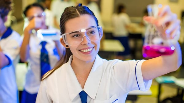 Eine Schülerin der Cairns State High School macht in einem farbenfrohen Raum ein Selfie.