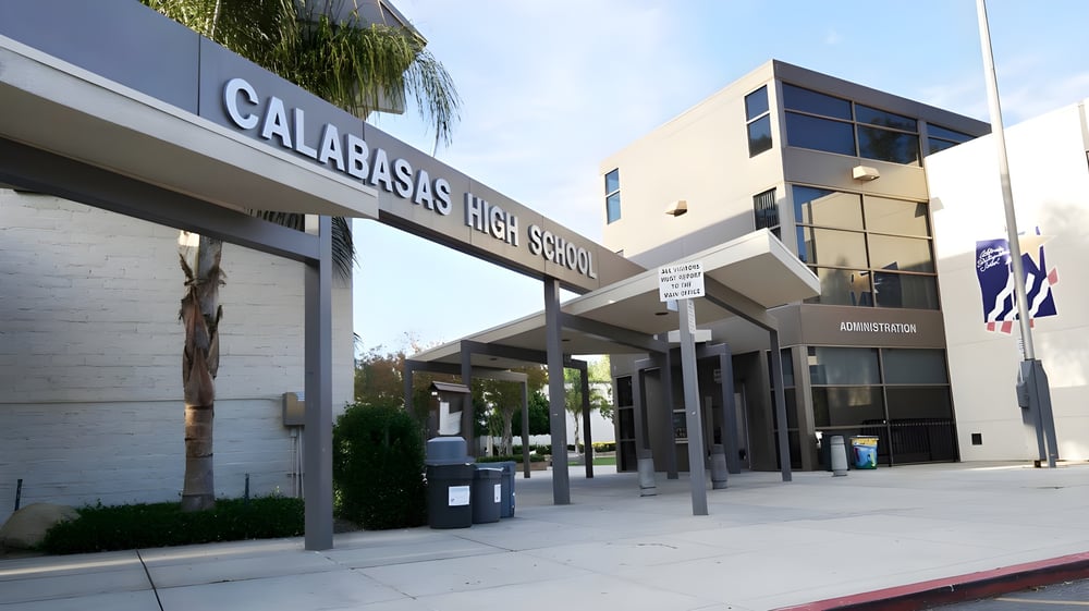 Die moderne Außenansicht des Gebäudes der Calabasas High School mit großen Fenstern und überdachtem Eingangsbereich.