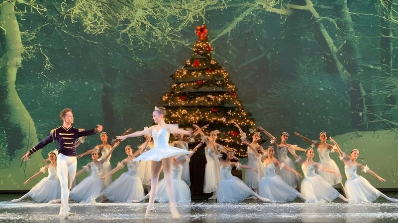 Schüler der Calabasas High School tanzen auf der Bühne vor einem großen Weihnachtsbaum.