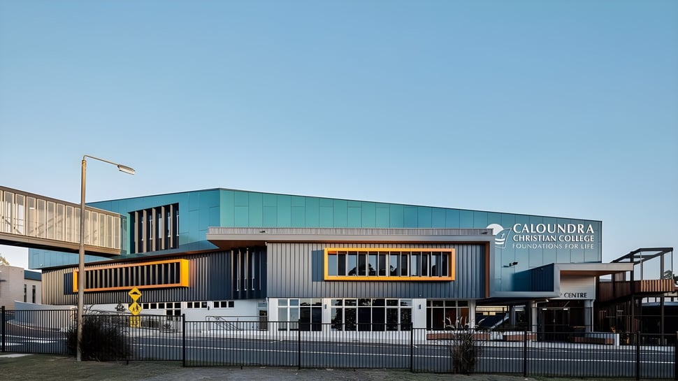 Das moderne Gebäude des Caloundra Christian College ist vor einem klaren blauen Himmel zu sehen.