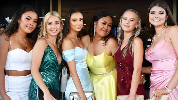 Eine Gruppe junger Schülerinnen der Caloundra State High School posiert bei einer festlichen Veranstaltung.