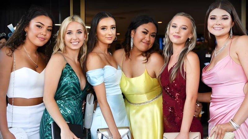 Eine Gruppe junger Schülerinnen der Caloundra State High School posiert bei einer festlichen Veranstaltung.