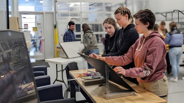 Eine Gruppe von Schülern steht vor Computermonitoren im Unterricht am Camosun College.