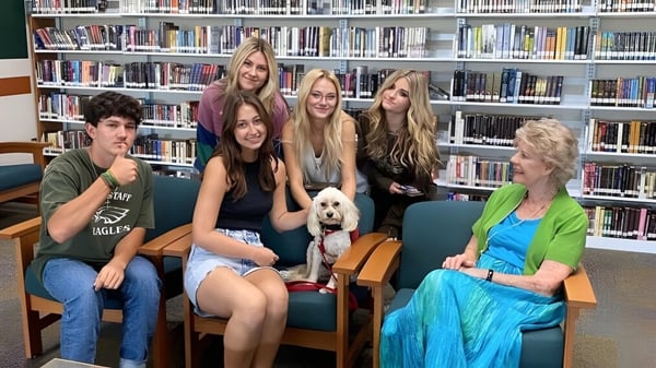 Schüler der Campo Verde High School sitzen gemeinsam im Bibliotheksbereich zwischen Bücherregalen.