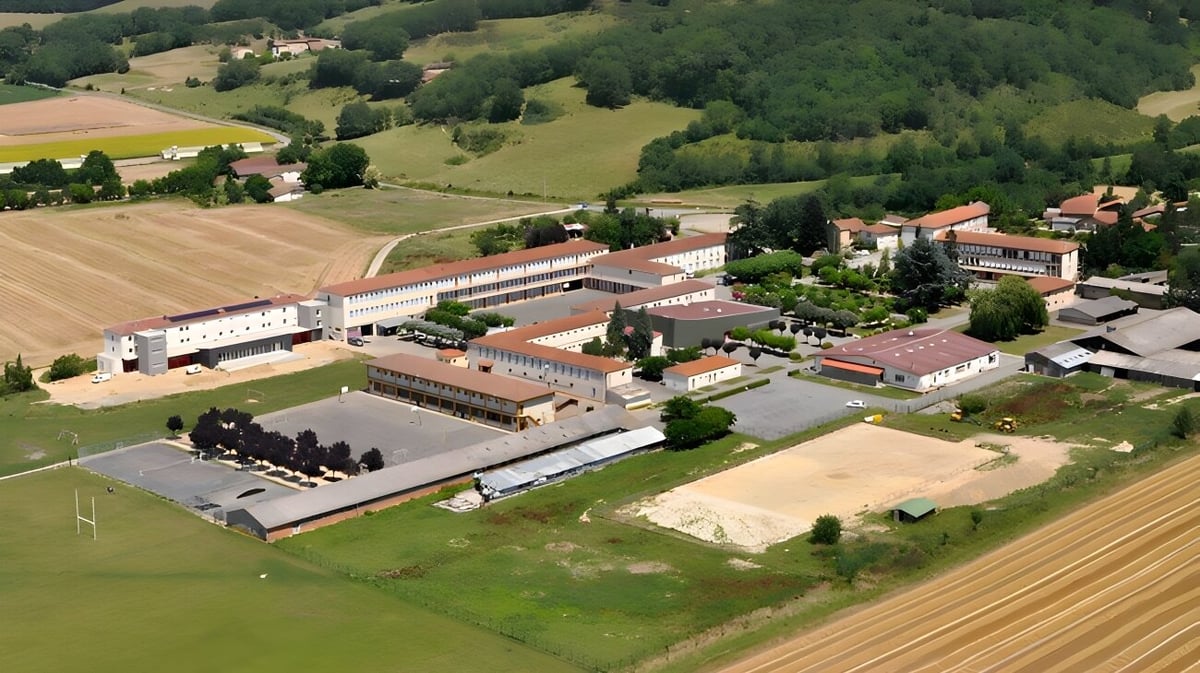 Luftaufnahme der ländlichen Umgebung des Campus La Salle Saint Christophe mit Feldern und Gebäuden.