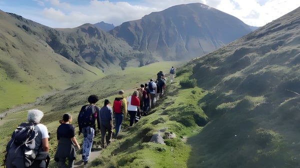Eine Gruppe von Schülerinnen und Schülern wandert auf einem grünen Pfad in den Bergen nahe dem Campus La salle Saint Christophe.