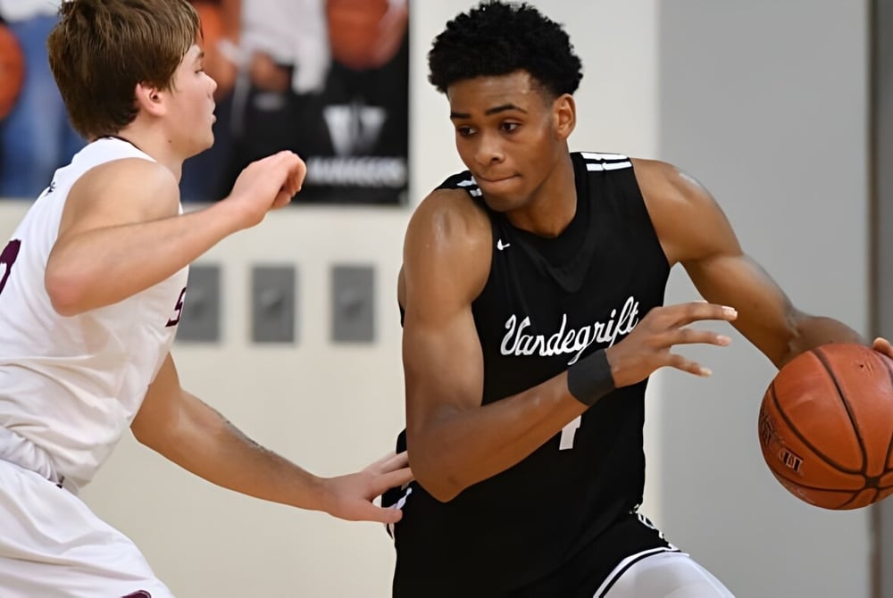 Zwei Basketballspieler spielen auf dem Spielfeld der Canada Star Secondary School.