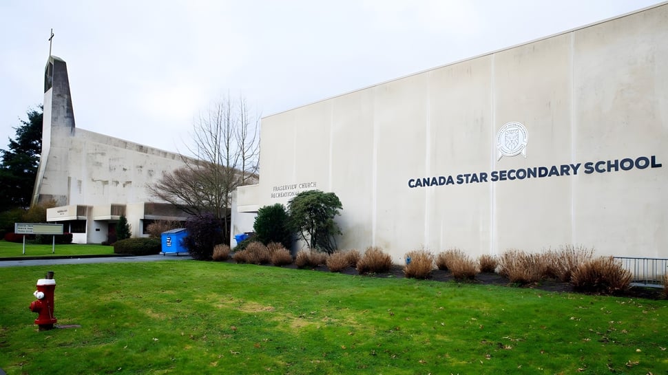 Modernes Schulgebäude der Canada Star Secondary School mit gepflegtem Rasen und Landschaftsgestaltung im Vordergrund.