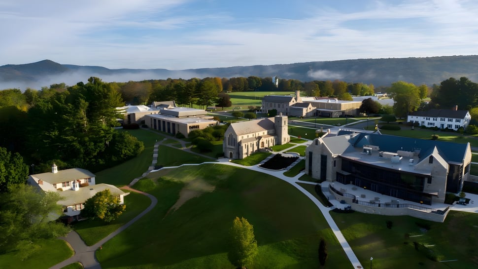 Der Campus der Canterbury School mit historischen und modernen Gebäuden in einer grünen Hügellandschaft.