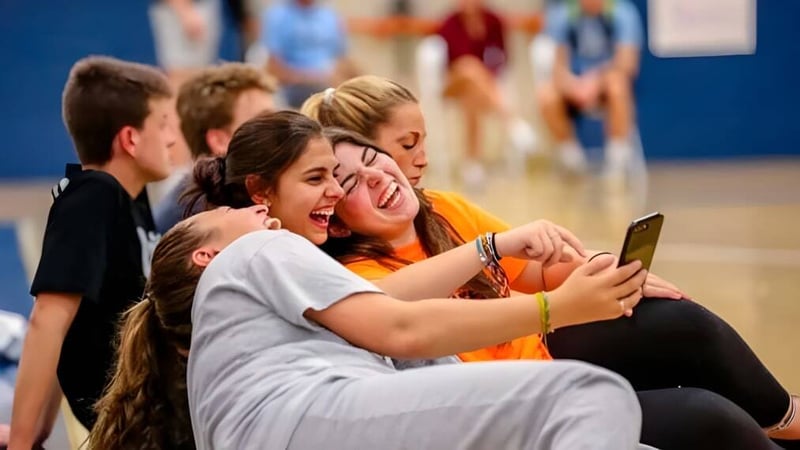 Eine Gruppe Schüler der Canterbury School macht zusammen vor einem bunten Hintergrund ein Selfie.