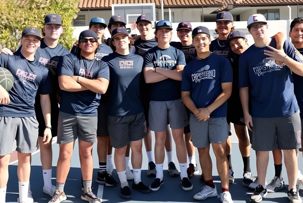 Eine Gruppe junger Athleten steht auf dem Basketballfeld auf dem Campus der Capistrano Valley Christian School.