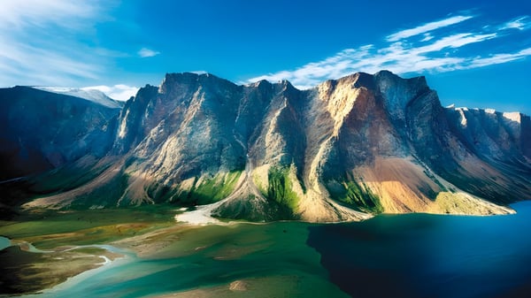 Berge mit Schnee und ein See sind in der Natur nahe der Carbonear Collegiate High School zu sehen.