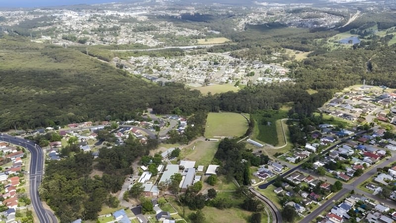 Luftaufnahme einer Vorstadtsiedlung mit viel Grün umgeben, nahe der Cardiff High School.