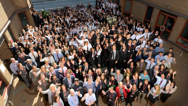 Eine große Gruppe von Schülerinnen und Schülern im Eingangsbereich des Cardiff Sixth Form College versammelt.