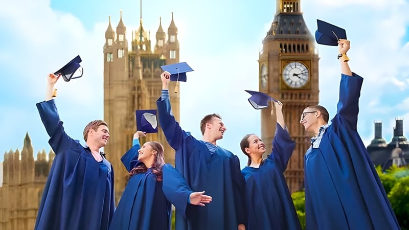 Eine Gruppe von Absolventen des Carfax College feiert ihren Abschluss vor dem Big Ben und dem Palace of Westminster.