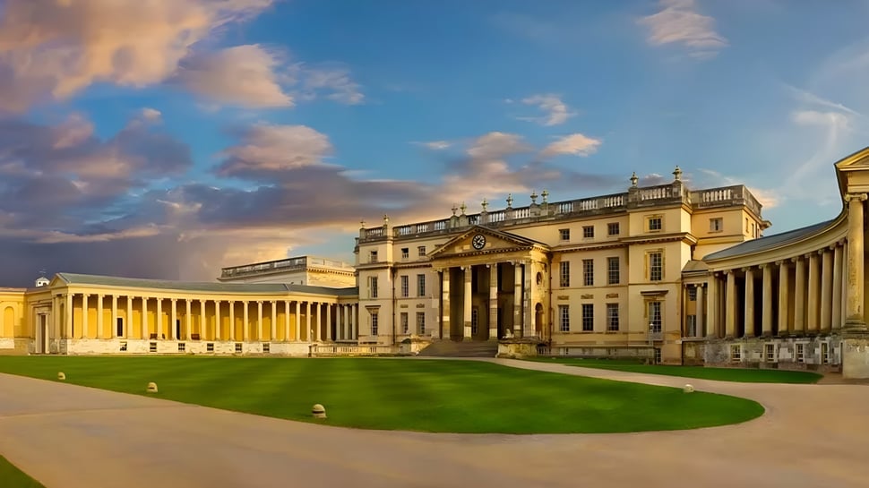 Das prächtige Gebäude mit der Säulenfassade auf dem Campus des Carfax College steht vor einem bewölkten Himmel.