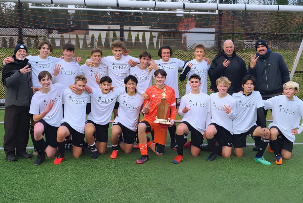 Eine Gruppe junger Fußballspielerinnen der Carihi Secondary School posiert zusammen auf dem Spielfeld.