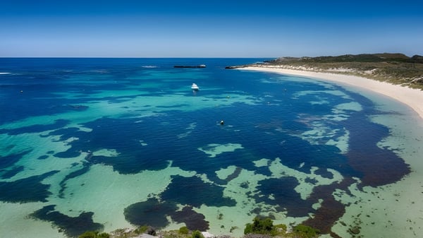 Luftaufnahme eines Strandes mit klarem türkisfarbenem Wasser nahe der Carine Senior High School.